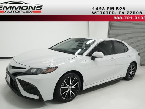 Used 2024 Toyota Camry SE image 1