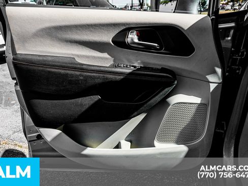 Used 2019 Chrysler Pacifica Touring-L image 52