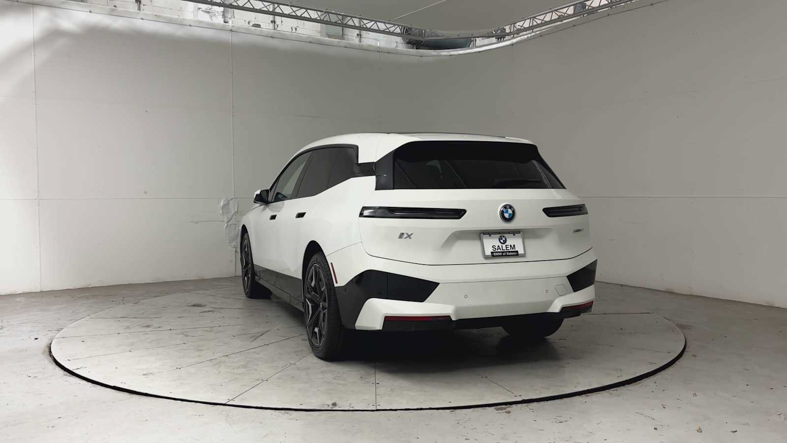 Used 2024 BMW iX xDrive50 w/ Sport Package AWD/4WD image 9