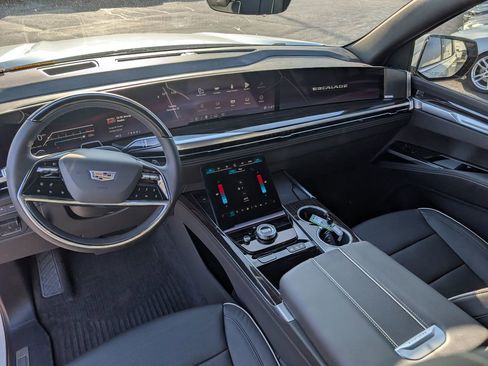 Certified 2025 Cadillac Escalade Premium Luxury w/ LPO, Radiant Package image 10