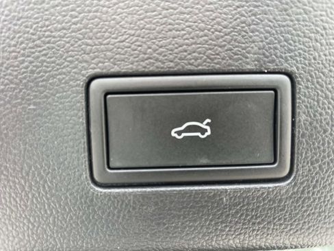 Used 2025 Volkswagen Atlas Cross Sport SE w/ Panoramic Sunroof Package image 9