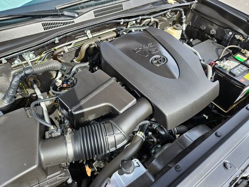 Used 2018 Toyota Tacoma SR AWD/4WD image 32