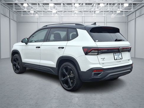 Certified 2025 Volkswagen Taos SE image 4