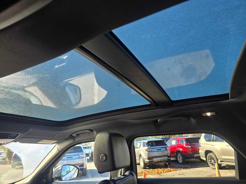 Used 2025 Land Rover Range Rover Velar Dynamic SE image 21