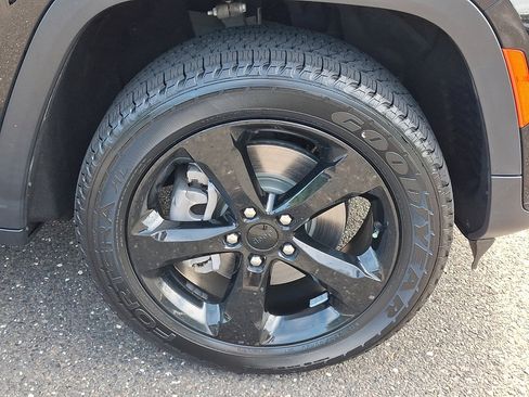 Used 2023 Jeep Grand Cherokee L Laredo AWD/4WD image 9