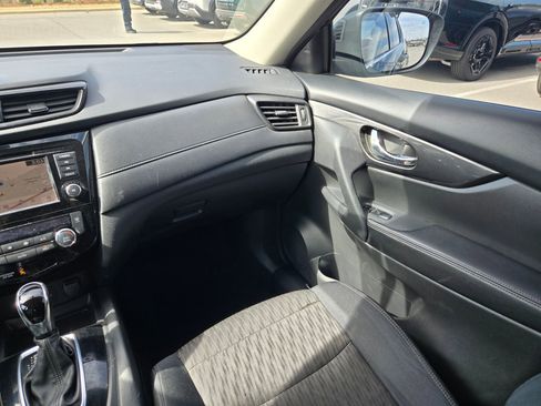 Used 2018 Nissan Rogue SV w/ Premium Package image 11