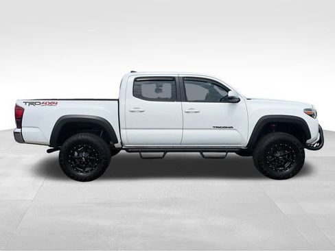 Used 2019 Toyota Tacoma TRD Off-Road AWD/4WD image 9
