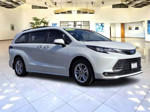 Used 2025 Toyota Sienna XLE w/ XLE Plus Package FWD image 3