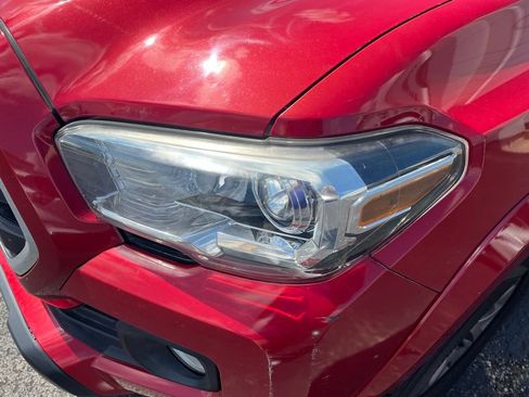 Used 2018 Toyota Tacoma SR5 AWD/4WD image 13