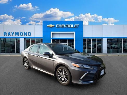 Used 2024 Toyota Camry XLE w/ Navigation Package FWD image 10
