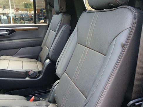 New 2025 Chevrolet Suburban High Country image 23