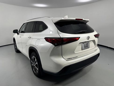 Used 2021 Toyota Highlander XLE AWD/4WD image 5