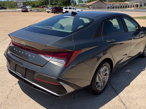 Used 2024 Hyundai Elantra SEL FWD image 8