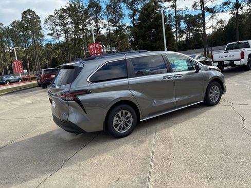 New 2026 Toyota Sienna LE image 7