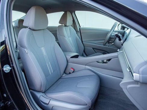 Used 2022 Hyundai Elantra SEL w/ Convenience Package FWD image 18
