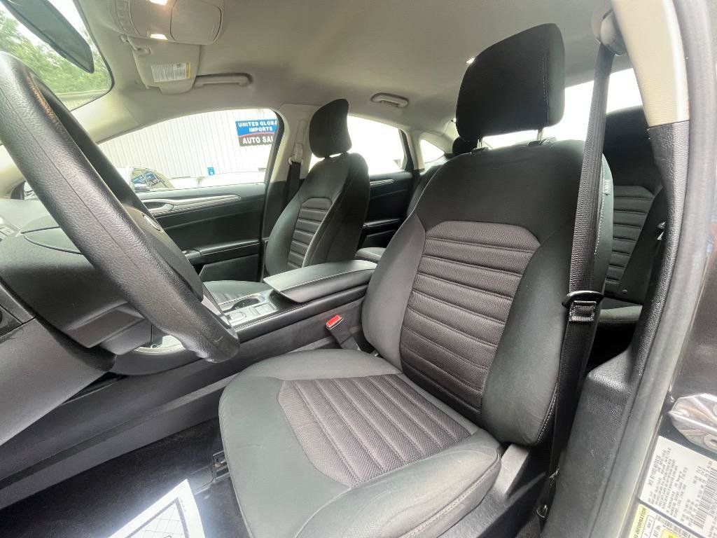 Used 2018 Ford Fusion SE FWD image 14