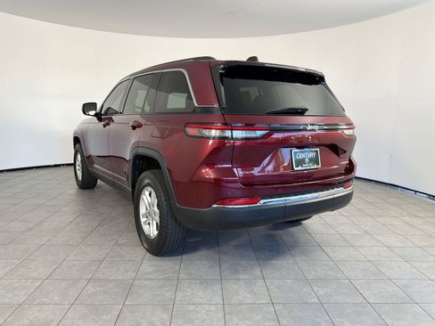 Used 2023 Jeep Grand Cherokee Laredo AWD/4WD image 3