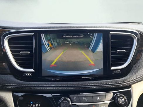 Used 2024 Chrysler Pacifica Limited FWD image 24
