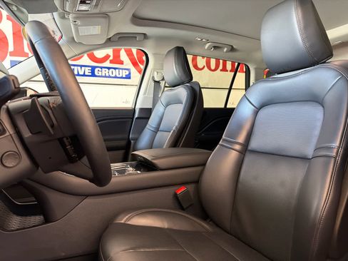 Used 2025 Lincoln Aviator 2WD w/ Jet Appearance Package image 16