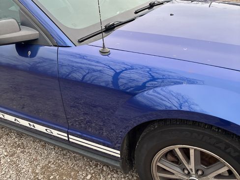 Used 2005 Ford Mustang Deluxe image 6