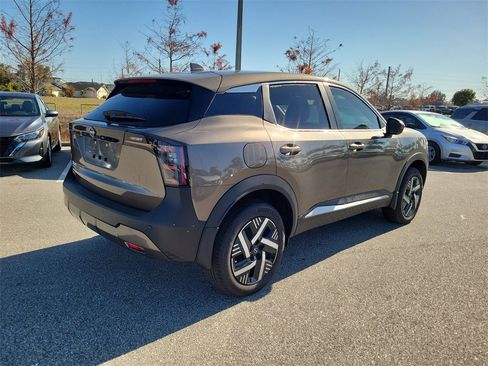 Used 2025 Nissan Kicks SV w/ Illumination Package image 4