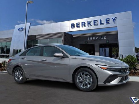 Used 2024 Hyundai Elantra SEL image 1