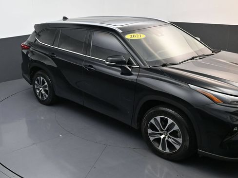 Used 2021 Toyota Highlander XLE FWD image 17