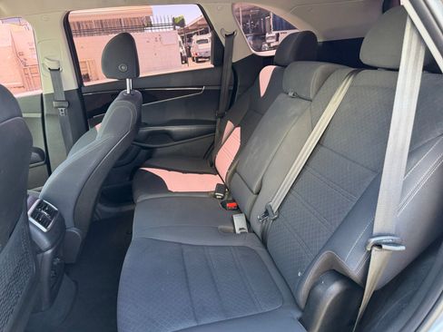 Used 2018 Kia Sorento FWD image 25