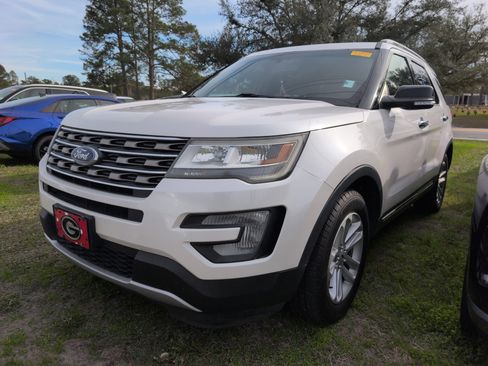Used 2017 Ford Explorer XLT image 5