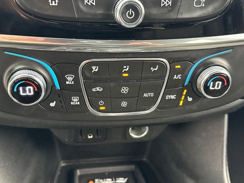 Used 2023 Chevrolet Traverse LT image 24