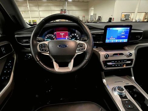 Certified 2022 Ford Explorer XLT w/ Equipment Group 202A image 5