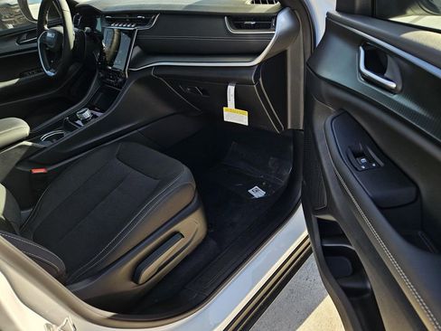 New 2026 Jeep Grand Cherokee L 2WD image 8