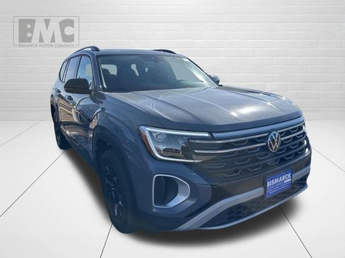 New 2026 Volkswagen Atlas Peak Edition image 2