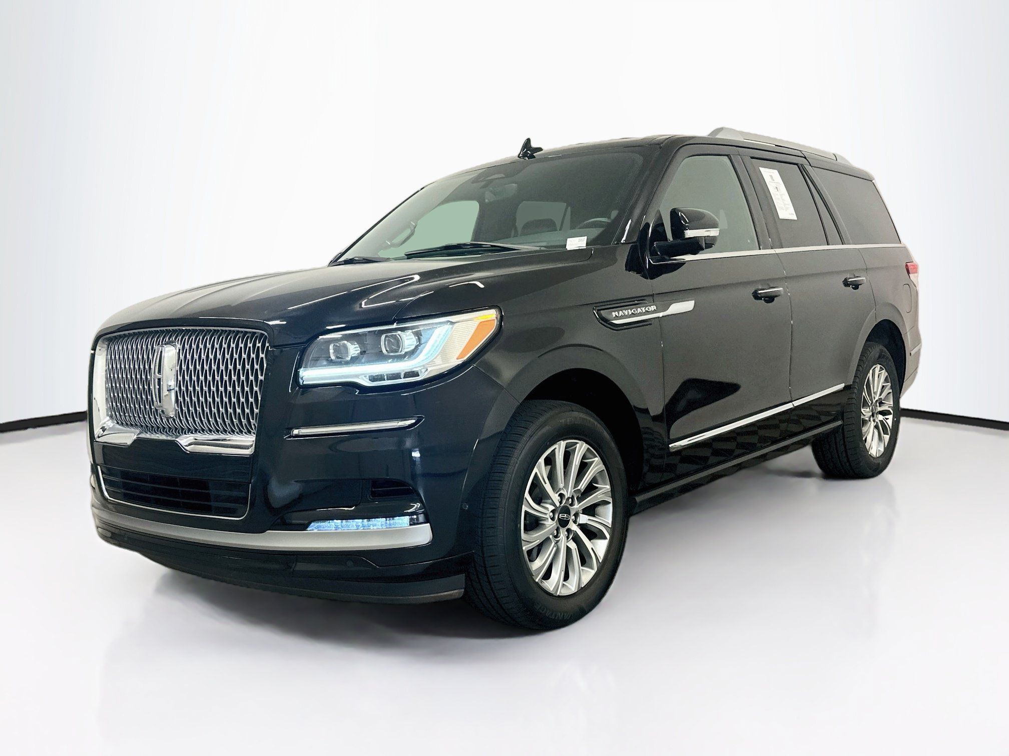 Used 2024 Lincoln Navigator Premiere AWD/4WD image 3