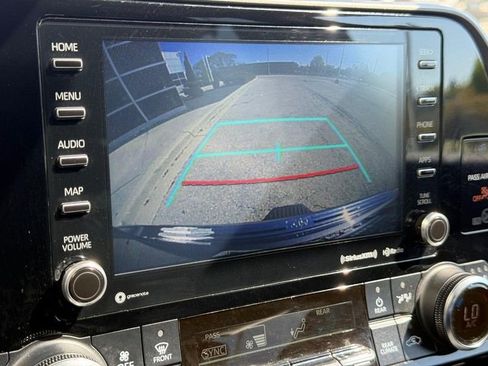 Used 2022 Toyota Highlander XLE AWD/4WD image 21