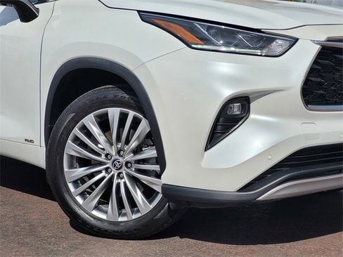 Used 2023 Toyota Highlander Platinum image 4
