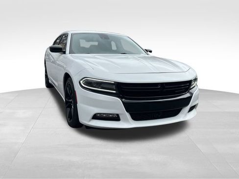 Used 2017 Dodge Charger SXT w/ Premium Group image 7