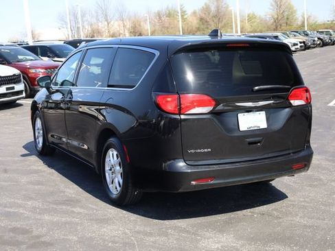 Used 2022 Chrysler Voyager LX FWD image 7