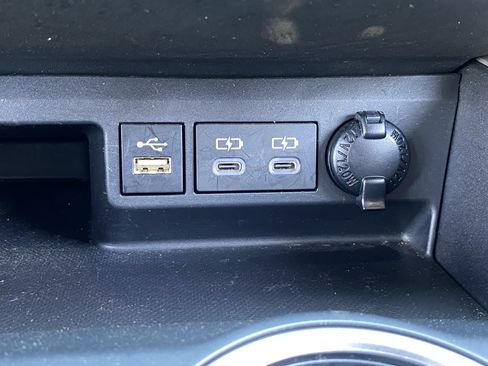 Used 2024 Toyota Highlander XLE FWD image 27