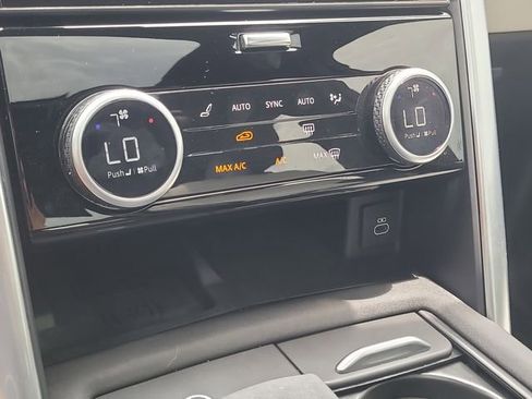 Used 2023 Land Rover Discovery Metropolitan Edition AWD/4WD image 31