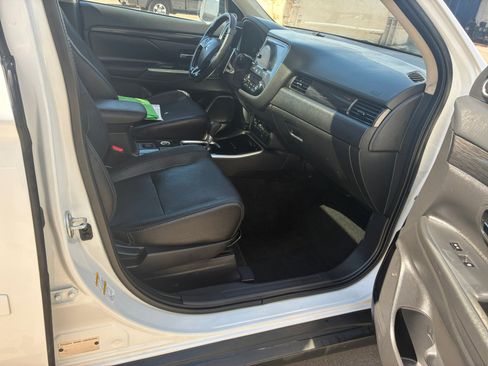 Used 2017 Mitsubishi Outlander GT image 27