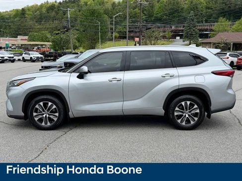 Used 2020 Toyota Highlander XLE AWD/4WD image 8