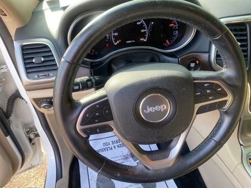 Used 2018 Jeep Grand Cherokee Laredo AWD/4WD image 11