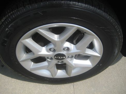 Used 2025 Kia Soul LX w/ LX Technology Package FWD image 9