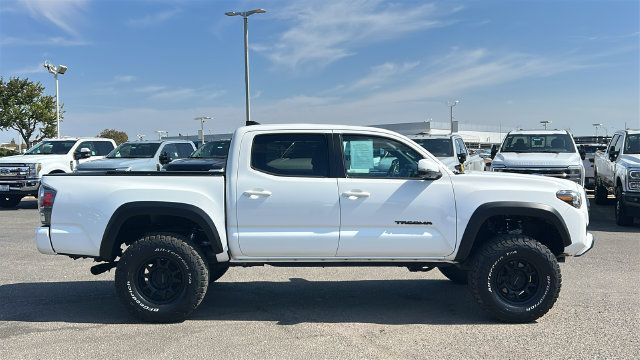 Used 2021 Toyota Tacoma TRD Off-Road w/ TRD Premium Off Road Package AWD/4WD image 2