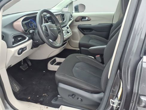 Used 2023 Chrysler Voyager LX image 13