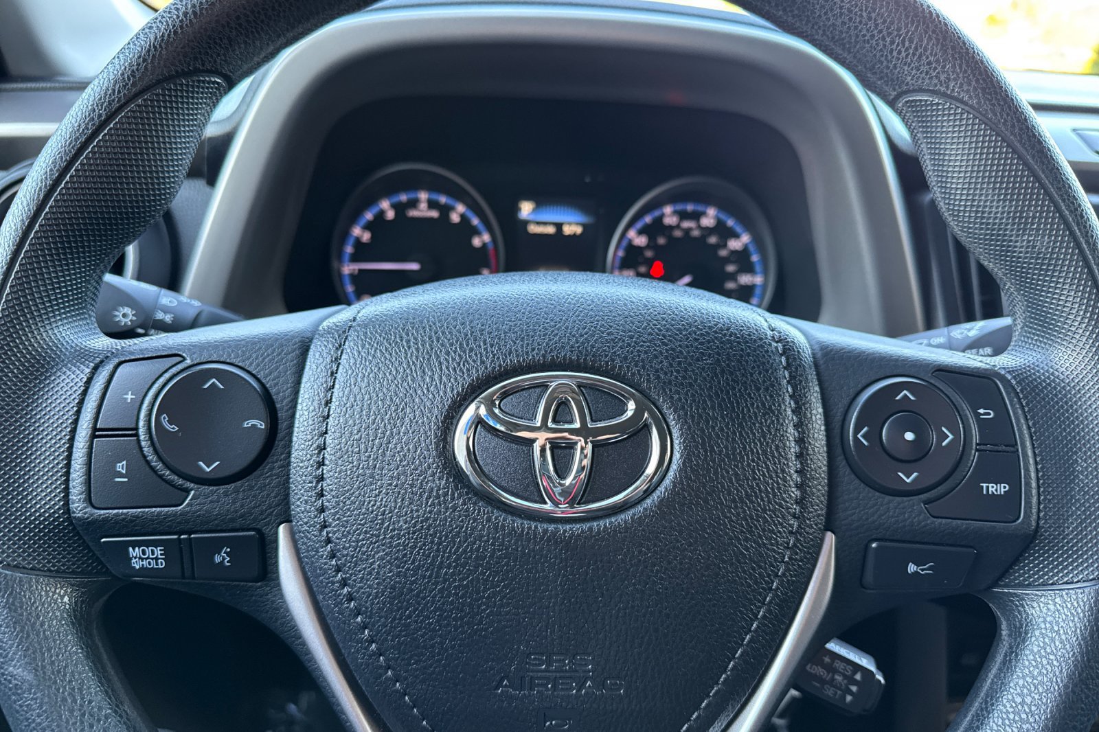 Used 2018 Toyota RAV4 LE FWD image 28