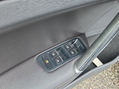 Used 2016 Volkswagen Golf R 4-Door image 25