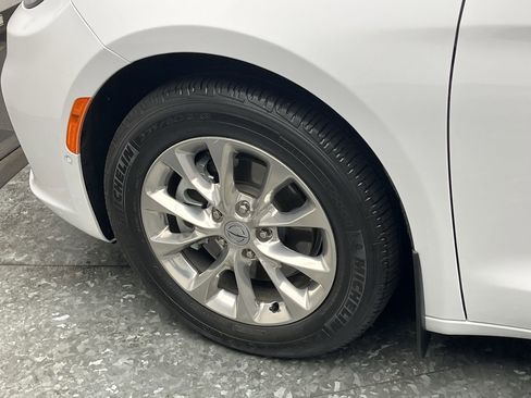 Used 2021 Chrysler Pacifica Touring-L w/ Premium & Safety Sphere Group image 32