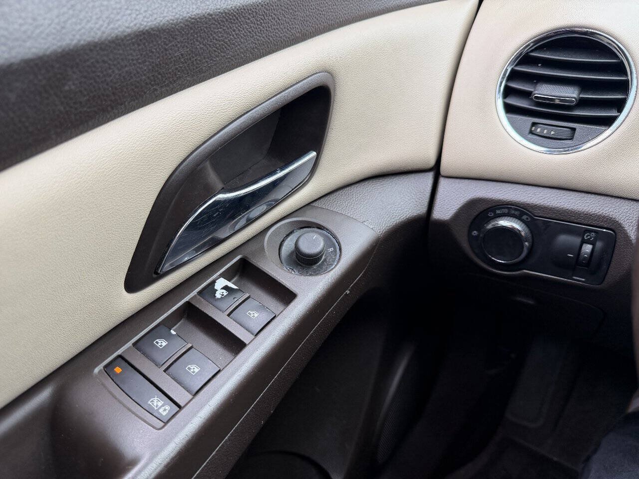 Used 2014 Chevrolet Cruze LT FWD image 22